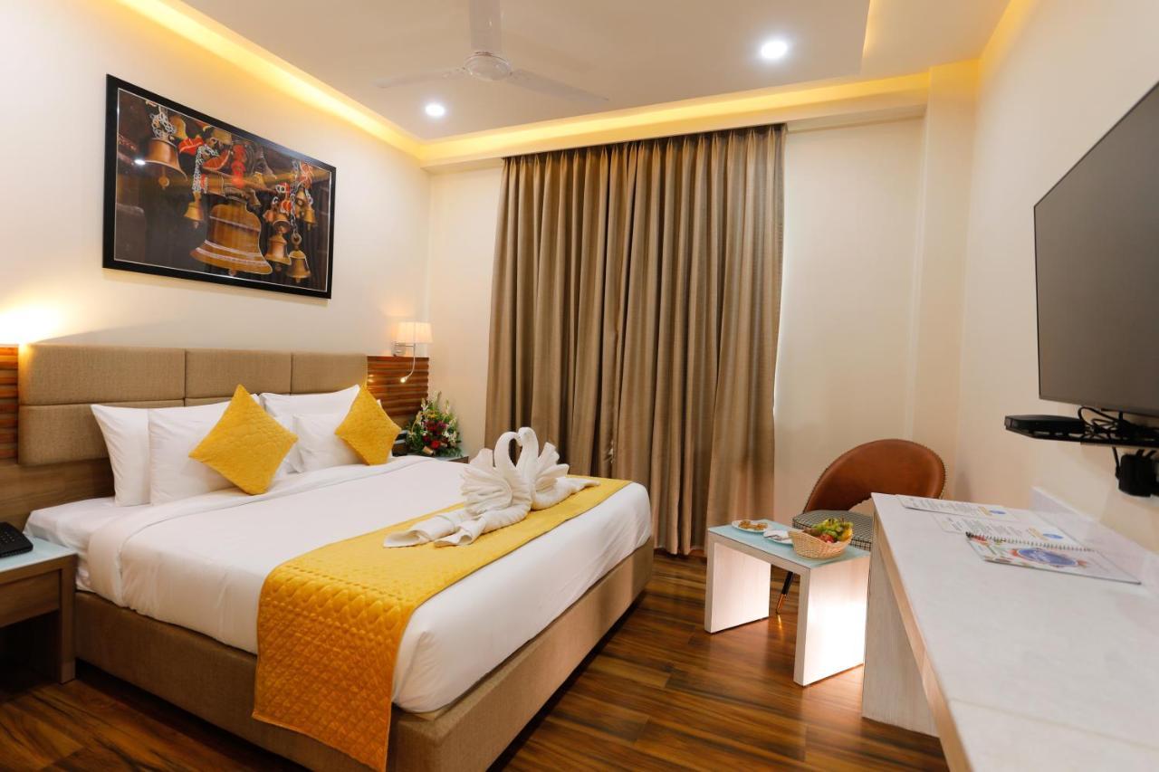 Hotel Dolphin Grand Varanasi Exterior foto