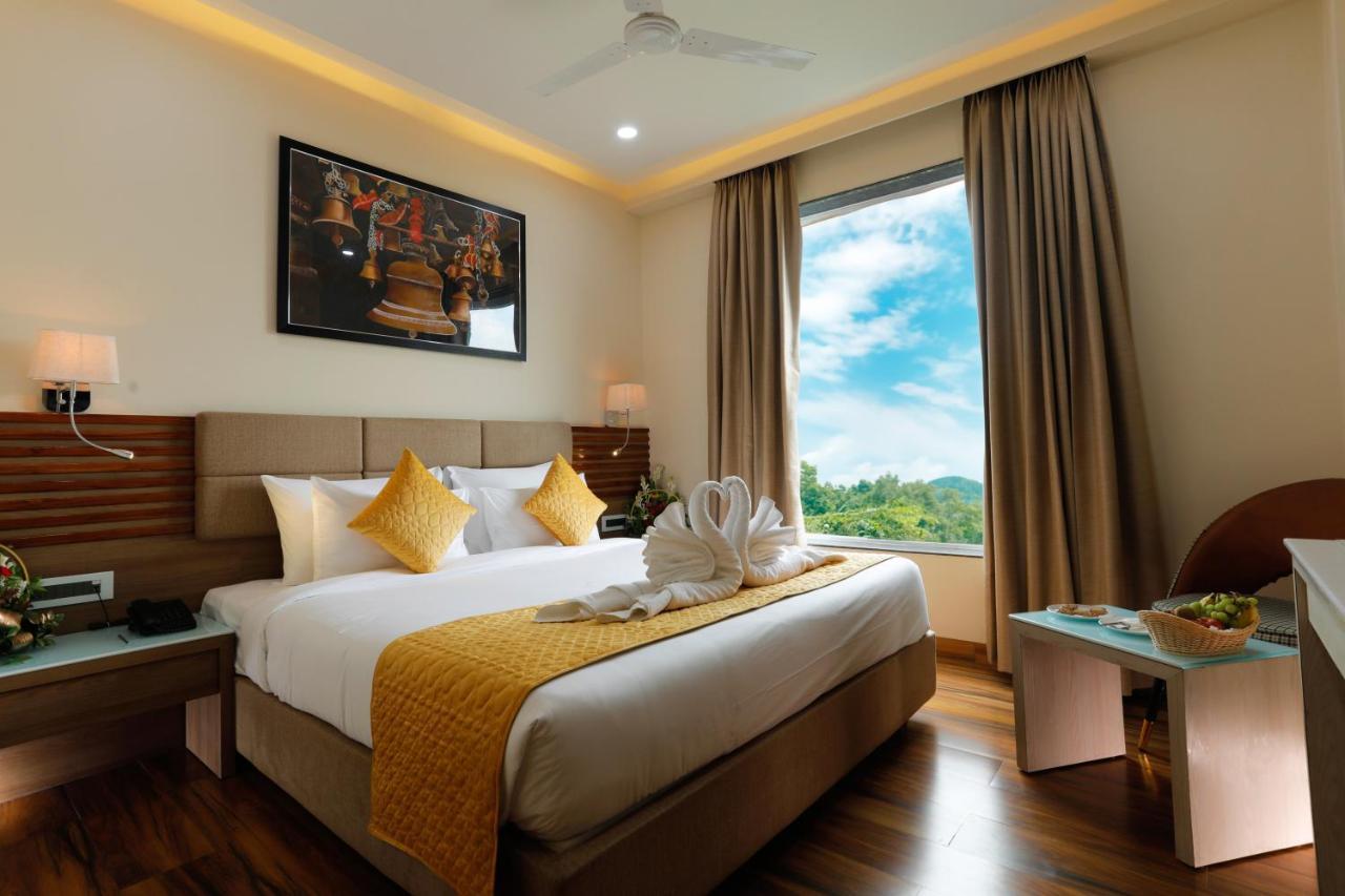 Hotel Dolphin Grand Varanasi Exterior foto