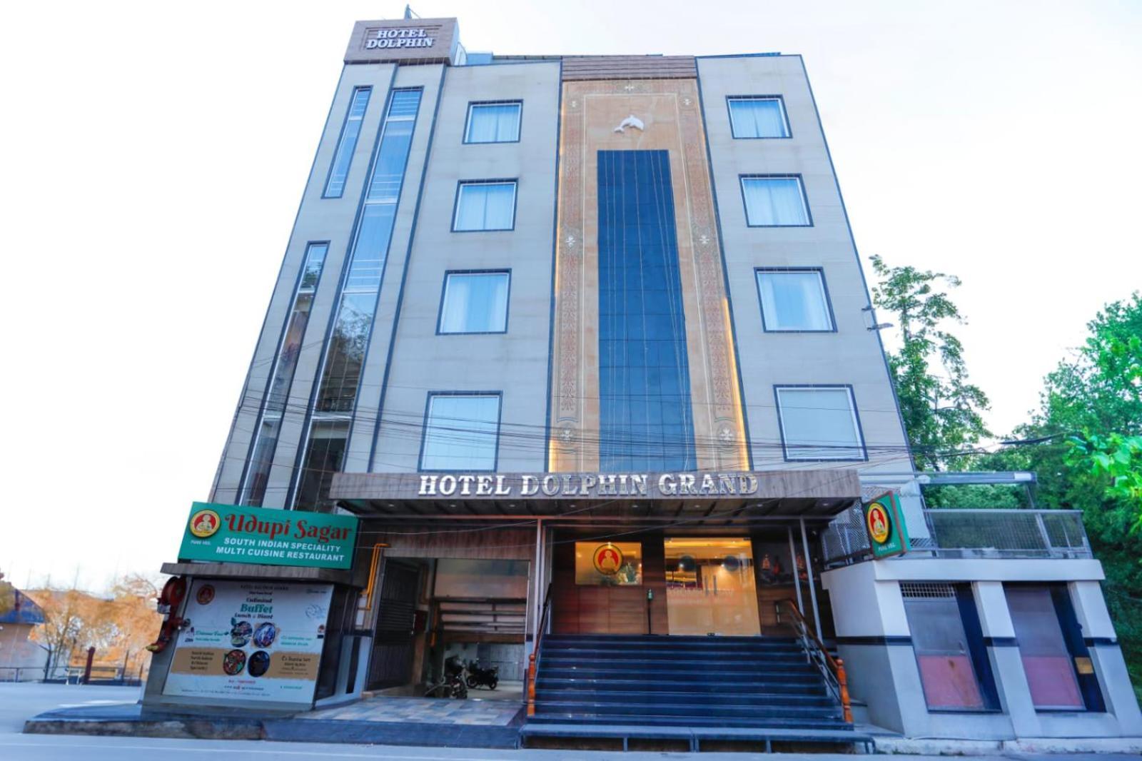 Hotel Dolphin Grand Varanasi Exterior foto
